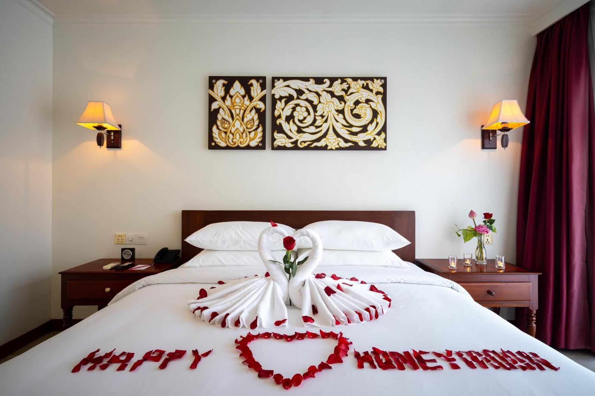 Sala Siem Reap Hotel Стая снимка A bed decorated for Valentine's Day